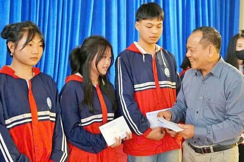 Hội Khuyến học Lào Cai trao học bổng Đinh Thiện Lý cho học sinh có hoàn cảnh khó khăn