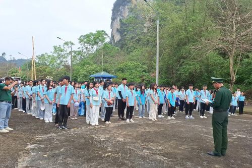 Trường THCS Sông Hiến tổ chức 'Tiết học biên cương'