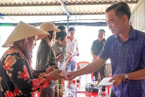 Lãnh đạo tỉnh kịp thời thăm hỏi, hỗ trợ 9 hộ dân có nhà bị cháy ở Tân Tiến