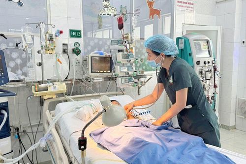 Uống thuốc hạ sốt quá liều, bé trai 34 tháng tuổi nhập viện trong tình trạng suy gan, nhiễm trùng huyết