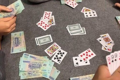 Công an bắt quả tang 10 đối tượng mở sới sát phạt, thu giữ nhiều tang vật