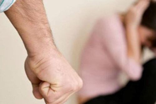 Chồng 'nổi điên' hành hung, đe dọa vợ chỉ vì một yêu cầu nhỏ trong bữa ăn không được đáp ứng