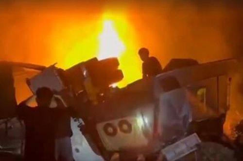 Video xe ben và ôtô đầu kéo bốc cháy dữ dội sau va chạm