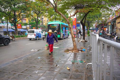 Công an dẹp sạch hàng rong, vỉa hè chợ đầu mối Hà Nội thông thoáng trở lại
