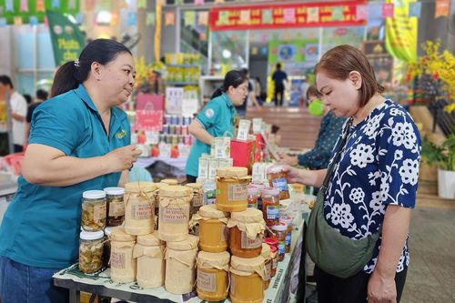 40% người Việt giảm chi tiêu, mua sắm đổi kiểu, doanh nghiệp chạy đua giữ khách