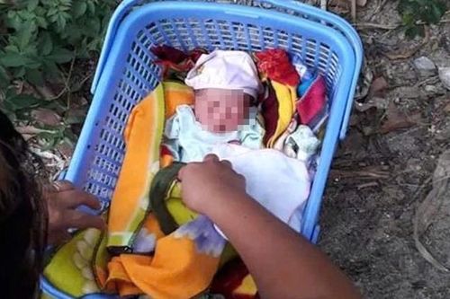 Phát hiện bé trai sơ sinh bị bỏ rơi trước cổng nhà dân ở Nghệ An