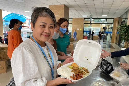 Nữ nhân viên y tế mắc ung thư phổi vẫn miệt mài hỗ trợ bệnh nhân nghèo
