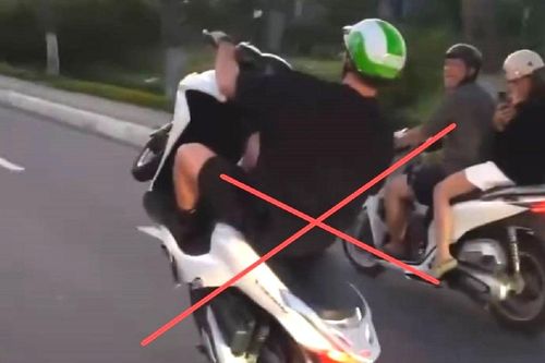 Nam thanh niên ngoại quốc 'bốc đầu' mô tô trên đường phố Đà Nẵng