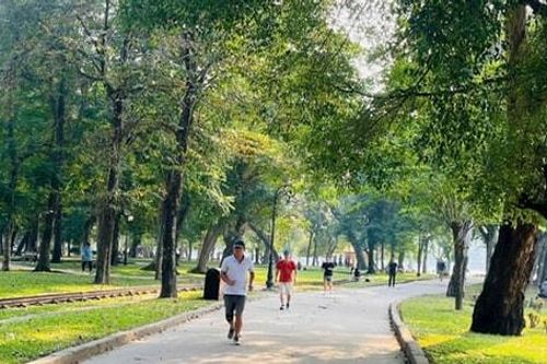 Hà Nội sáng có mưa rải rác, trưa hửng nắng