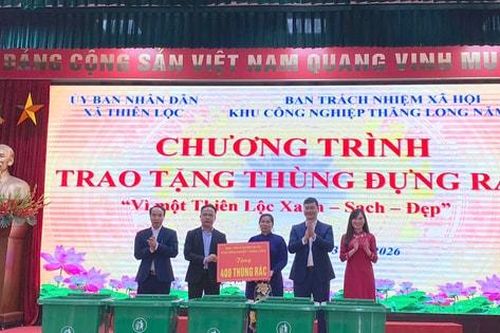 Công ty TNHH Khu công nghiệp Thăng Long trao 400 thùng rác cho xã Thiên Lộc
