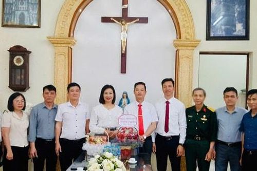 Lãnh đạo xã Ngọc Hồi thăm, chúc mừng Giáo họ Ngọc Hồi dịp Lễ Quan thầy
