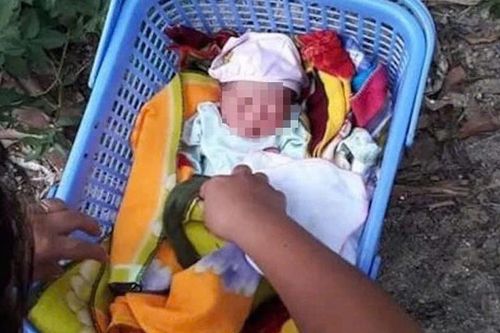 Bé trai bị bỏ rơi lúc rạng sáng kèm lời nhắn xin nuôi giúp
