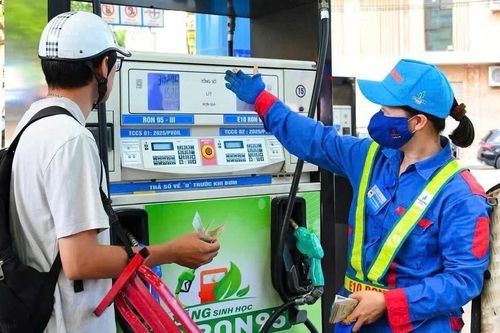 Giá xăng dầu giảm mạnh gần 5.000 đồng/lít, giá bán xăng về mức 28.000 đồng/lít