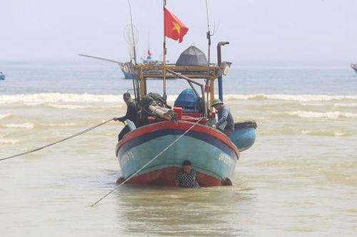 Cửa sông Dinh bồi lấp, tàu cá tiến thoái lưỡng nan