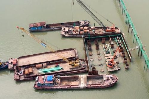 Đại công trường cầu Hồng Hà bứt tốc giữa sông Hồng