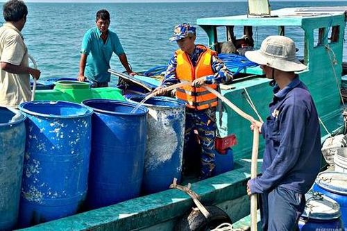 Hơn 40.000 lít nước ngọt đến với đảo Hòn Chuối giữa nắng hạn