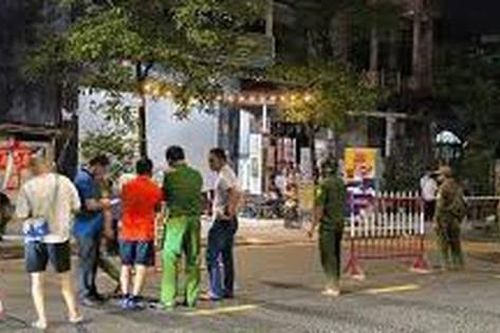 Hỗn chiến kinh hoàng trong quán nhậu, gã đàn ông rút dao đâm đối thủ tử vong rồi bỏ trốn