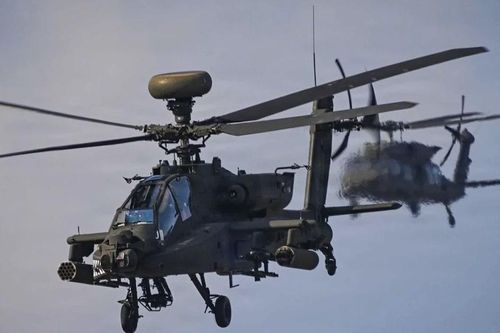 Trực thăng tấn công AH-64E Apache chứng minh khả năng săn UAV trong diễn tập tại Đức