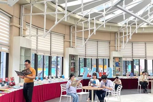 Trưng bày sách, báo 'Sáng mãi niềm tin theo Đảng' khơi dậy khát vọng cống hiến của tuổi trẻ Thủ đô