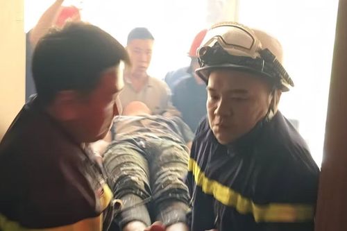 Kịp thời giải cứu nam thanh niên mắc kẹt trong thang tời hàng