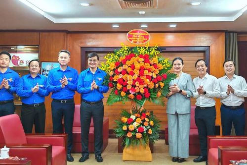 Phó Chủ tịch – Tổng Thư ký Ủy ban Trung ương MTTQ Việt Nam Hà Thị Nga chúc mừng Trung ương Đoàn