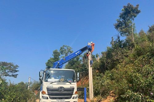 PC Quảng Ngãi: Nỗ lực vượt khó đưa điện lưới quốc gia về với 123 hộ dân Tu Thôn