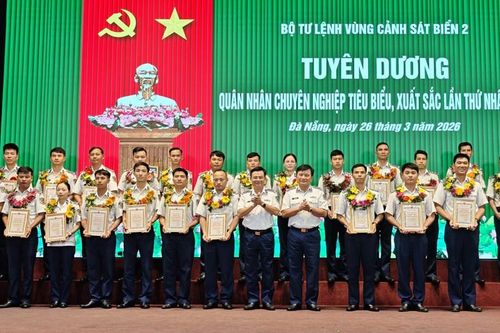 Vinh danh những 'cột mốc sống' nơi đầu sóng
