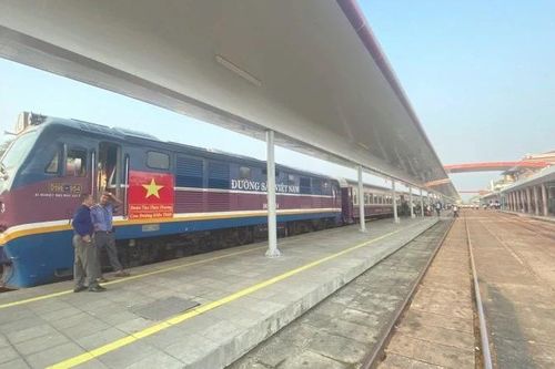 Ra mắt nhận diện mới đoàn tàu 'Hành trình kết nối di sản miền trung' và công nhận Ga Huế là điểm du lịch