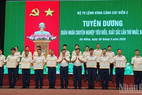 Bộ Tư lệnh Vùng Cảnh sát biển 2 tuyên dương quân nhân chuyên nghiệp tiêu biểu, xuất sắc