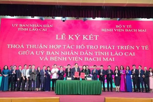 Lào Cai ký kết hợp tác y tế toàn diện với Bệnh viện Bạch Mai