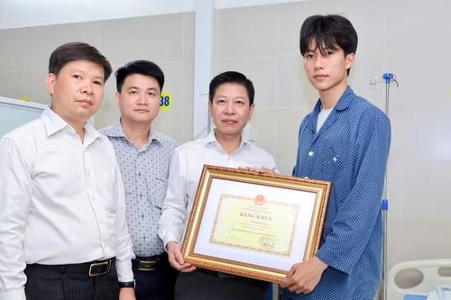 Quyền Bộ trưởng Giáo dục và Đào tạo tặng Bằng khen sinh viên dũng cảm cứu người khỏi đám cháy