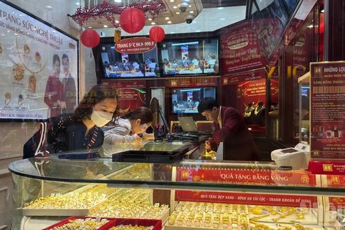 Người dân xếp hàng giao dịch vàng, hoạt động vẫn ổn định tại Bảo Tín Minh Châu