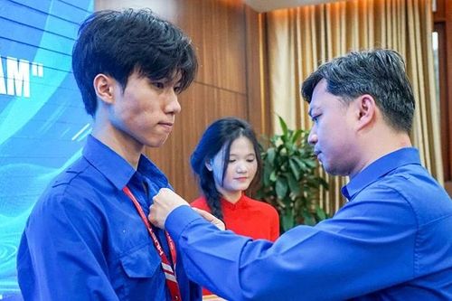 Trao huy hiệu 'Tuổi trẻ dũng cảm' tặng sinh viên cứu người khỏi đám cháy ở Lĩnh Nam