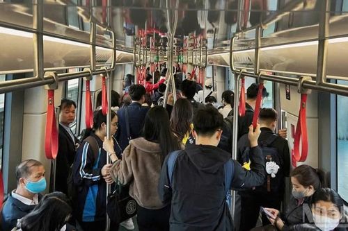 Nhiều người dân chọn phương tiện công cộng để di chuyển trong những ngày giá xăng tăng cao