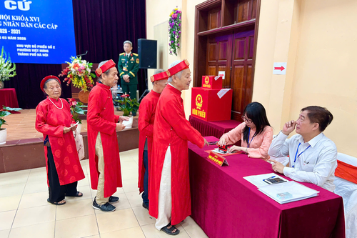 Tận tụy với công tác bầu cử