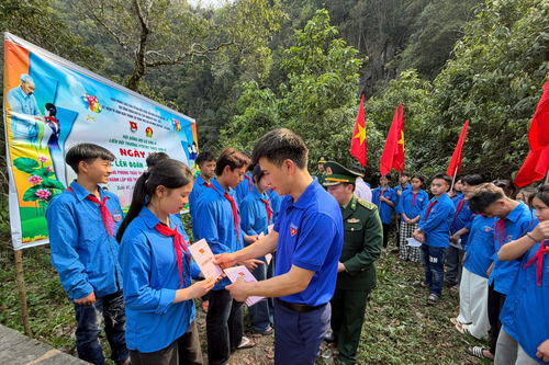 Kết nạp đoàn viên mới tại cột mốc biên giới Việt - Trung