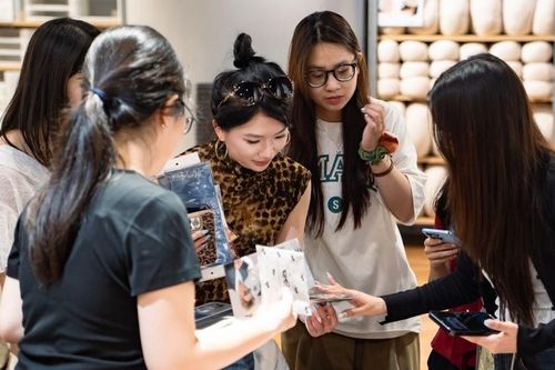 Người trẻ kết nối, sáng tạo qua việc 'đu' idol