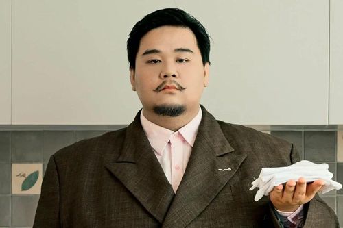 Một nam nghệ sĩ chuyên viết nhạc buồn bất ngờ 'đổi mood' khiến fan ngỡ ngàng