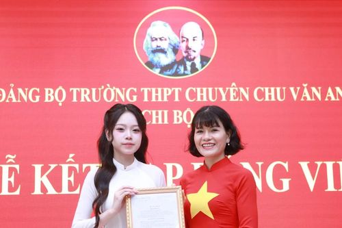 9 học sinh Trường Bưởi - Chu Văn An được kết nạp Đảng đúng dịp 26/3