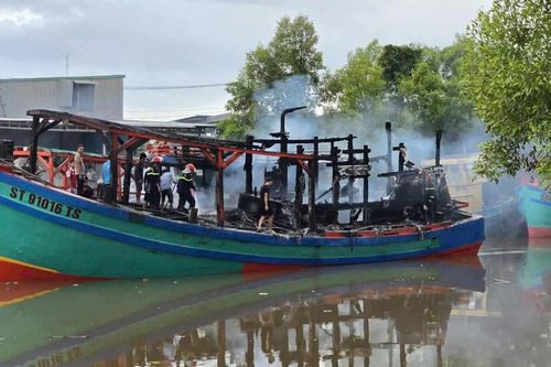 Cháy ghe thu mua hải sản ở Cà Mau