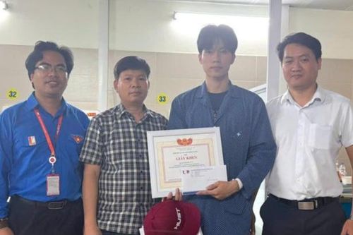 Khen thưởng nam sinh viên Bách khoa dũng cảm cứu 7 người trong vụ cháy ở Hà Nội