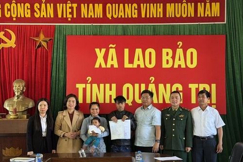 'Cầm tay chỉ việc' để trẻ em vùng biên Quảng Trị có giấy khai sinh