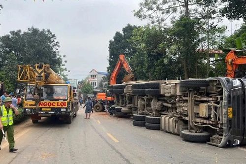 Phú Thọ: Xe tải lật đè ô tô, xe máy, 2 phụ nữ tử vong tại chỗ
