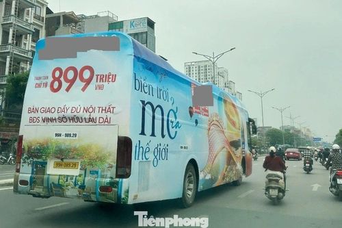 Xe khách biển số Bắc Ninh trùm kín biển quảng cáo 'diễu phố' ở Hà Nội