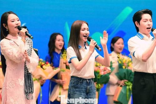 Hòa Minzy, Đức Phúc, Phương Mỹ Chi đồng ca 'Lên đàng' tại sân khấu đặc biệt