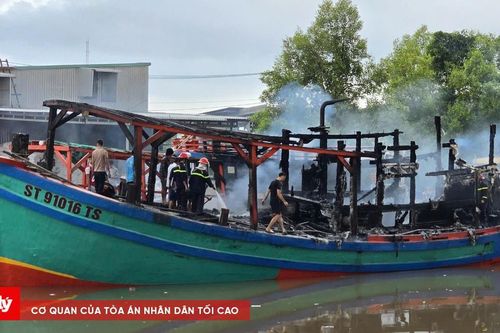 Cháy ghe thu mua hải sản lúc rạng sáng