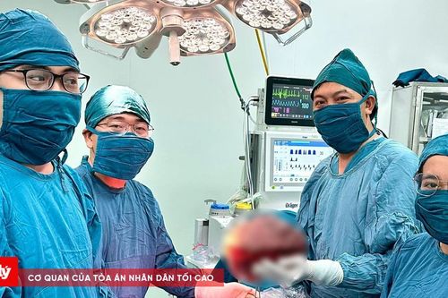 Cắt khối bướu diệp thể vú nặng gần 4kg cho một bệnh nhân nữ