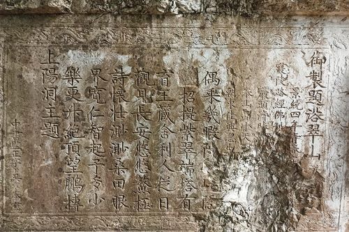 Độc lạ ngọn 'núi thơ' 700 tuổi ở Ninh Bình
