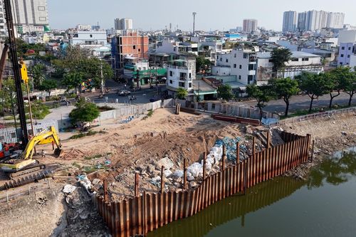 Người dân mong đường sụt lún ven kênh Tàu Hủ sớm được khắc phục