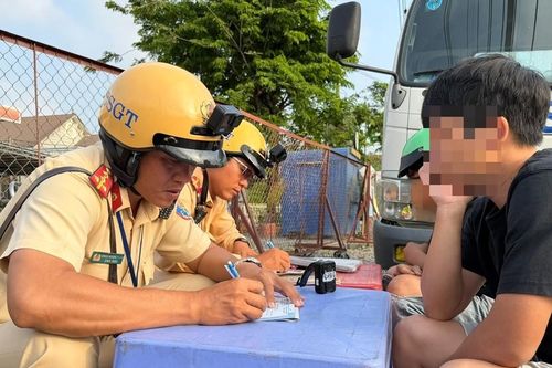 Chạy xe máy ngược chiều trên quốc lộ ở TPHCM, nam thanh niên 'cãi cùn' với CSGT